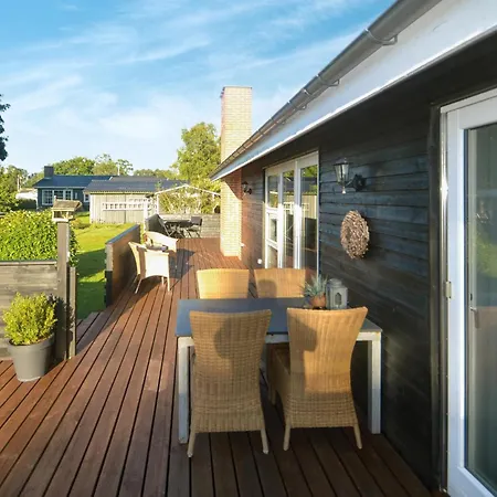 Сasa de vacaciones Three-bedroom In