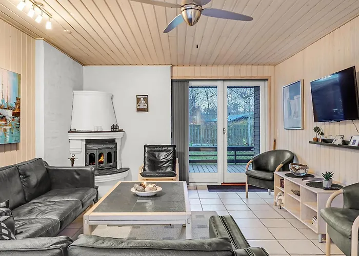 Three-bedroom In Hébergement de vacances Grenå